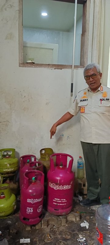 Foto Suasana saat Kasat Pol PP Lotim, Salmun Rahman Menemukan Gas Melon di Kafe Seputaran Selong Ketika Sidak Bersama Disdag Lotim dan Pertamina Migas NTB, pada Kamis (2/2/2026) Foto Suasana saat Kasat Pol PP Lotim, Salmun Rahman Menemukan Gas Melon di Kafe Seputaran Selong Ketika Sidak Bersama Disdag Lotim dan Pertamina Migas NTB, pada Kamis (2/2/2026)